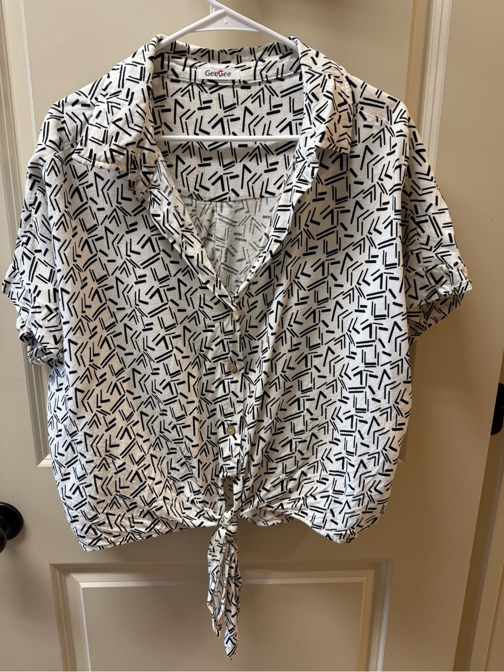 GeeGee SET Black & White Tie-Front Button-Down Shirt & short SET